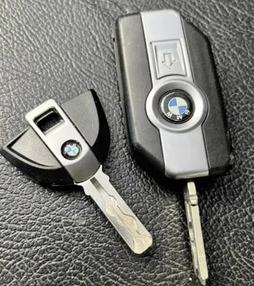 Llaves BMW Motorrad tipo mecánica y keyless para modelos GS sobre fondo negro texturizado